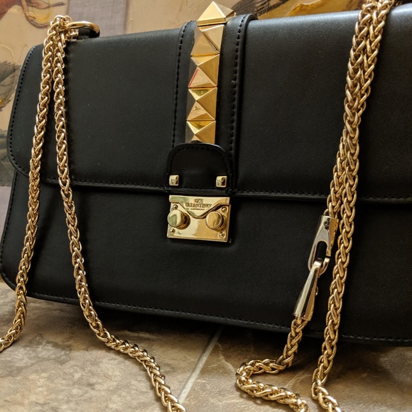 valentino garavani medium rockstud lock bag